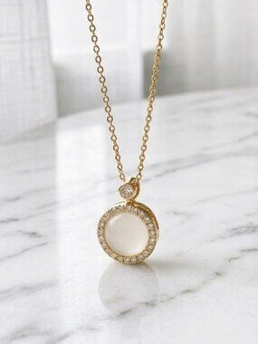 Round Elegant Pendant Necklace